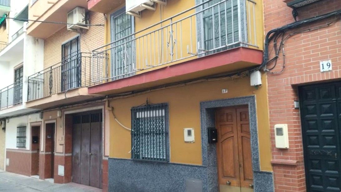 Exterior view of House or chalet for sale in  Sevilla Capital