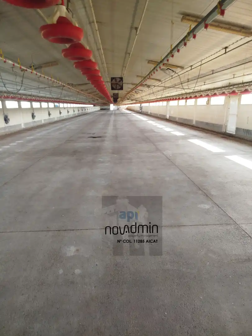 Parkplatz von Fabrikhallen zum Verkauf in El Poal mit Heizung und Alarm