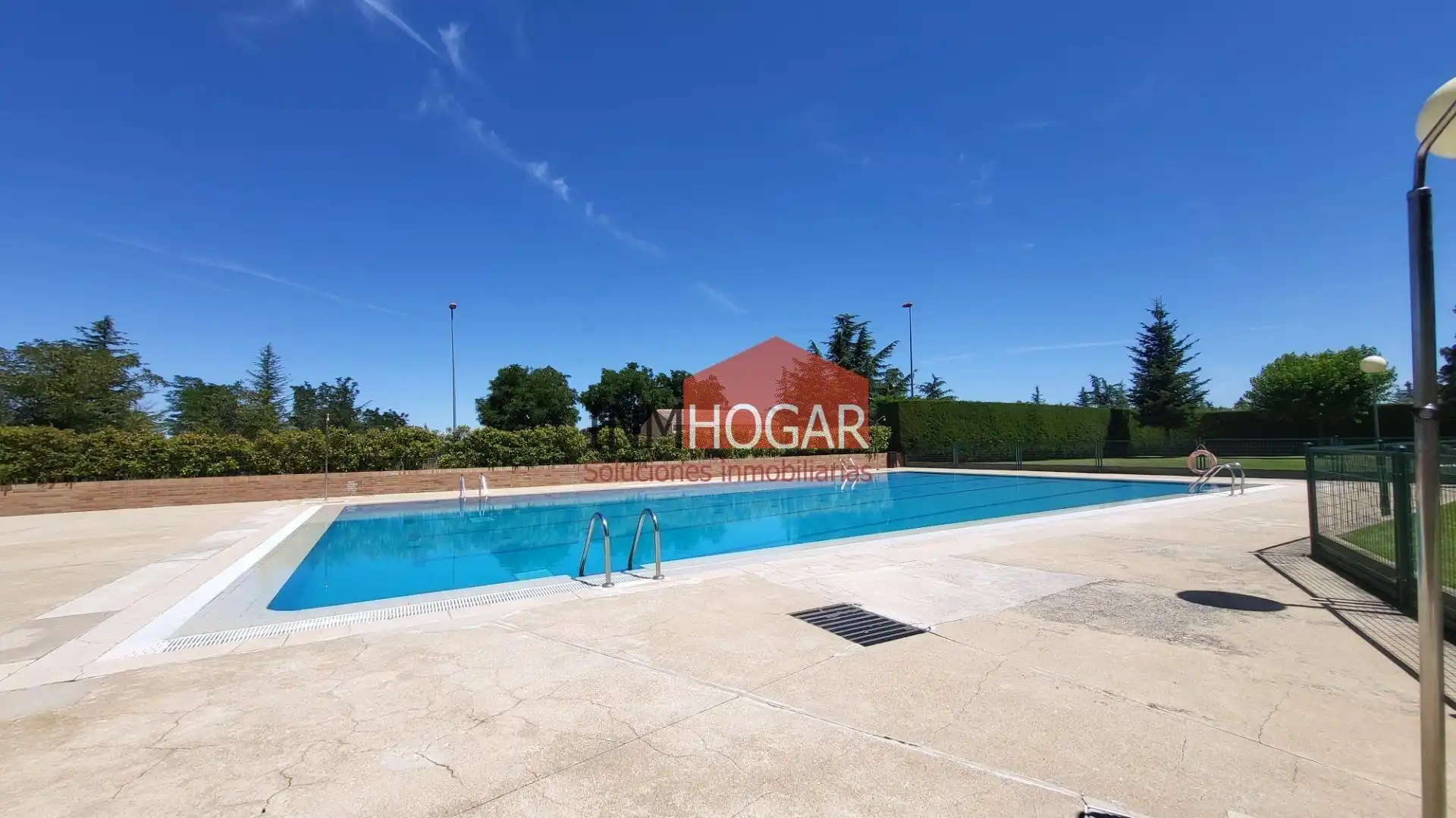 Piscina de Piso en venta en Ávila con Calefacción, Terraza y Amueblado