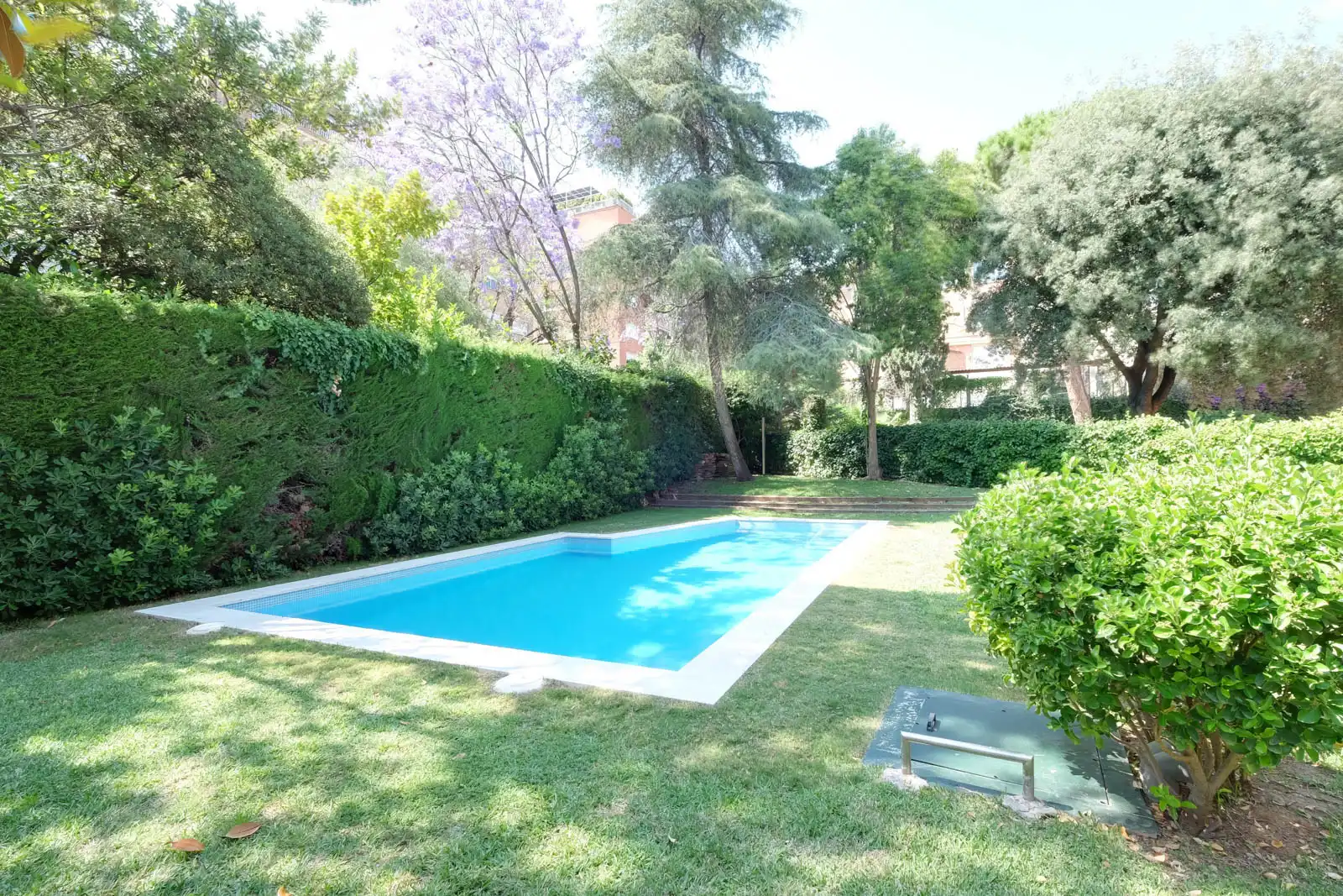 Schwimmbecken von Wohnung zum Verkauf in Barcelona mit Klimaanlage, Heizung und Ofen