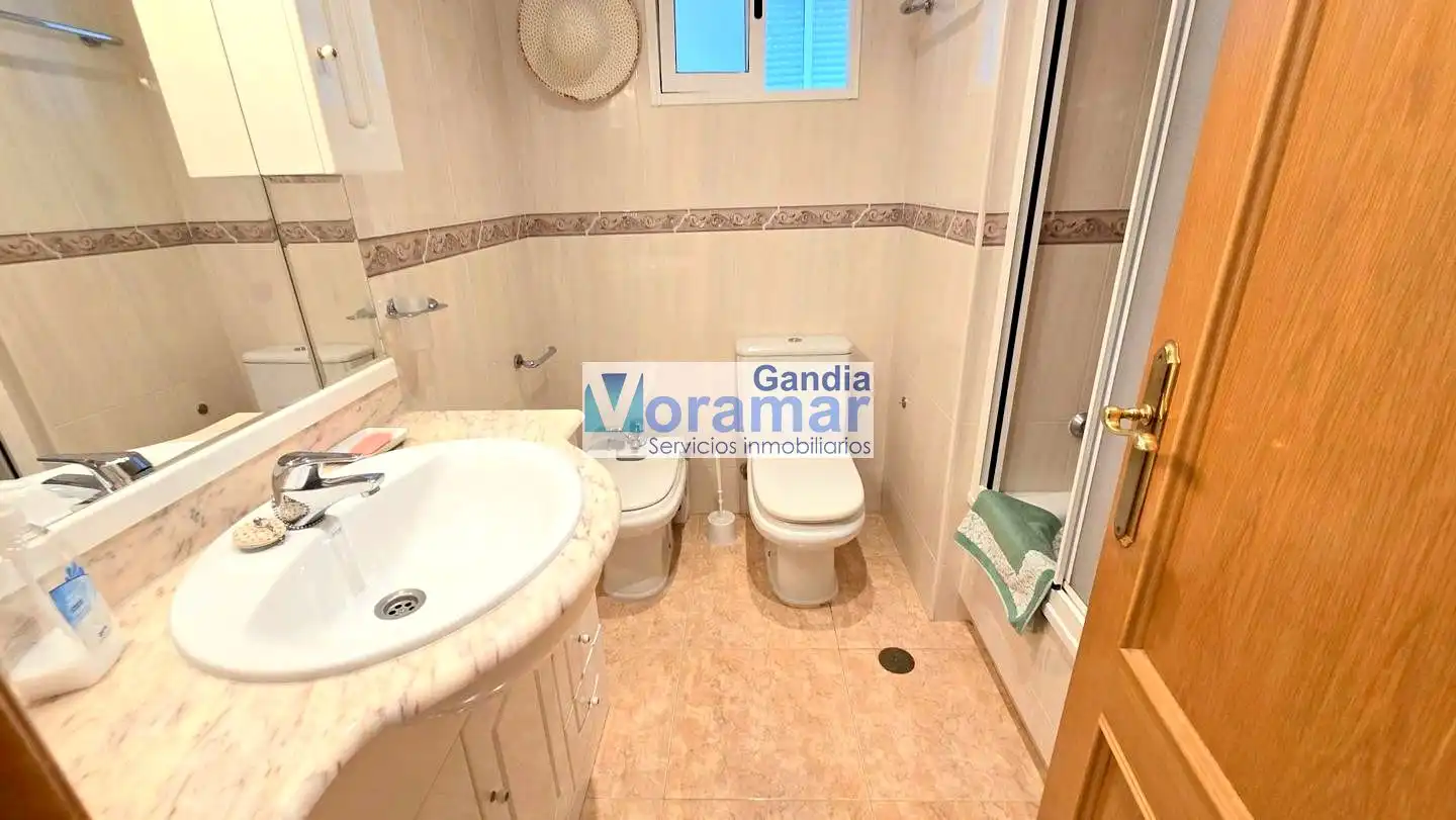 Baño de Apartamento de alquiler en Gandia con Aire acondicionado, Calefacción y Piscina comunitaria