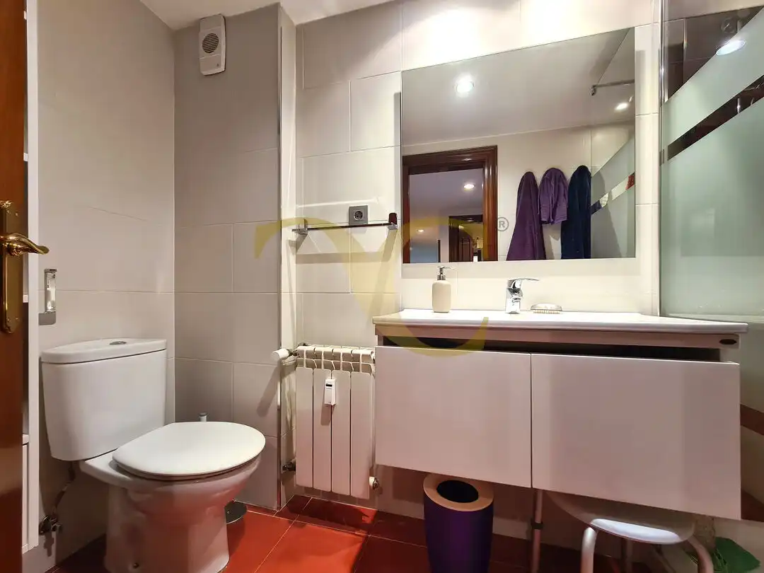 Bathroom of Flat for sale in Oviedo   with Heating