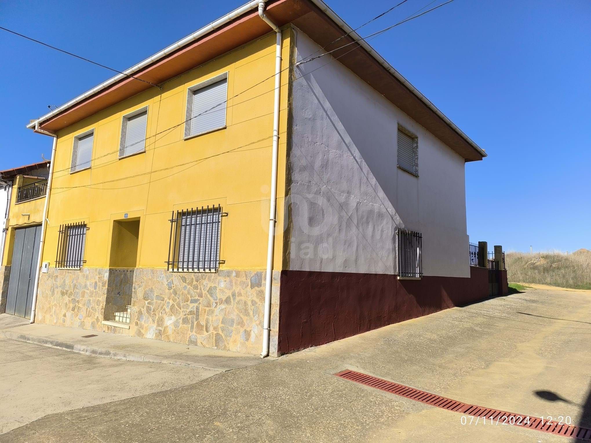 Vista exterior de Casa o xalet en venda en Gusendos de los Oteros amb Terrassa