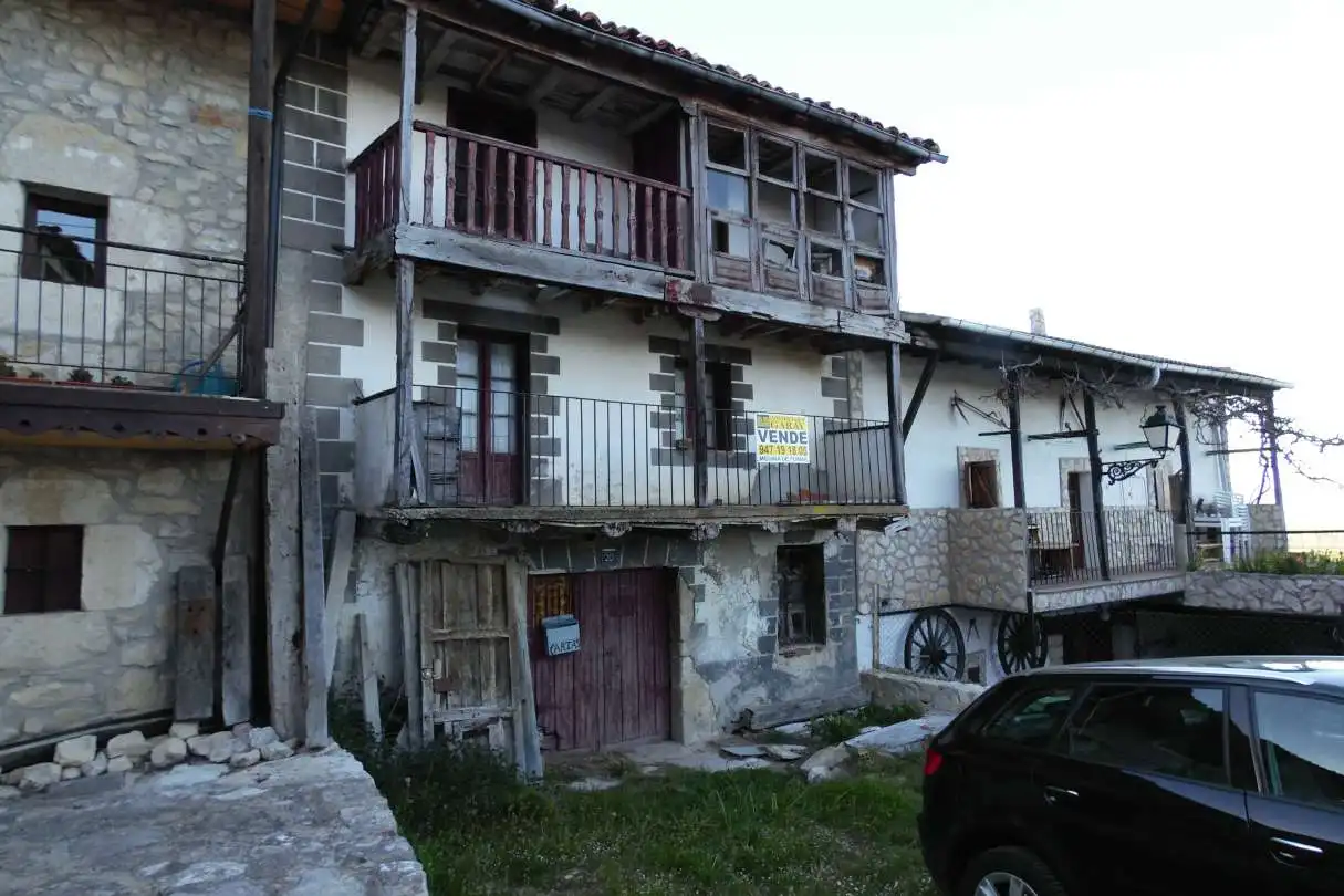 Vista exterior de Casa o xalet en venda en Merindad de Montija amb Jardí privat