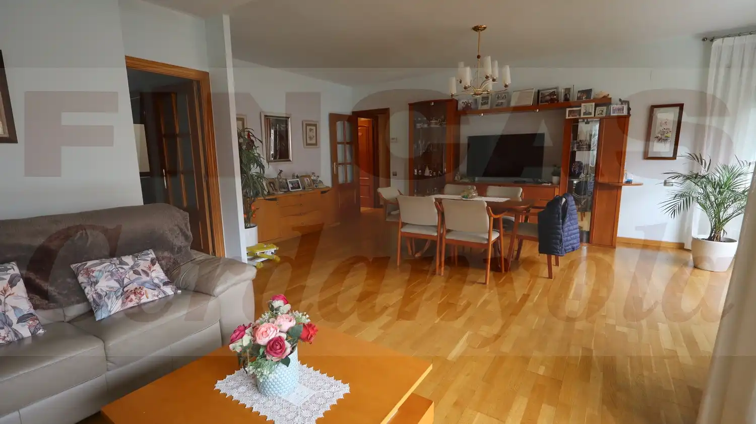 Sala de estar de Piso en venta en Cerdanyola del Vallès con Calefacción, Parquet y Balcón