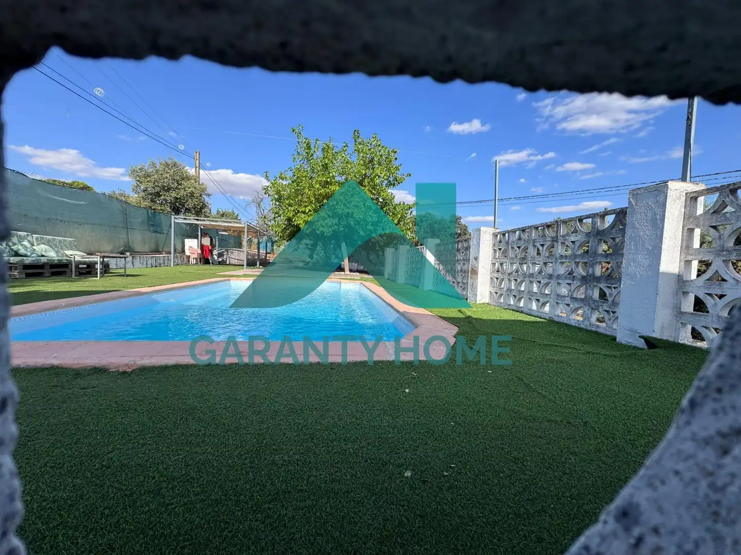 Vista exterior de Casa o xalet en venda en Torreorgaz amb Aire condicionat, Jardí privat i Terrassa
