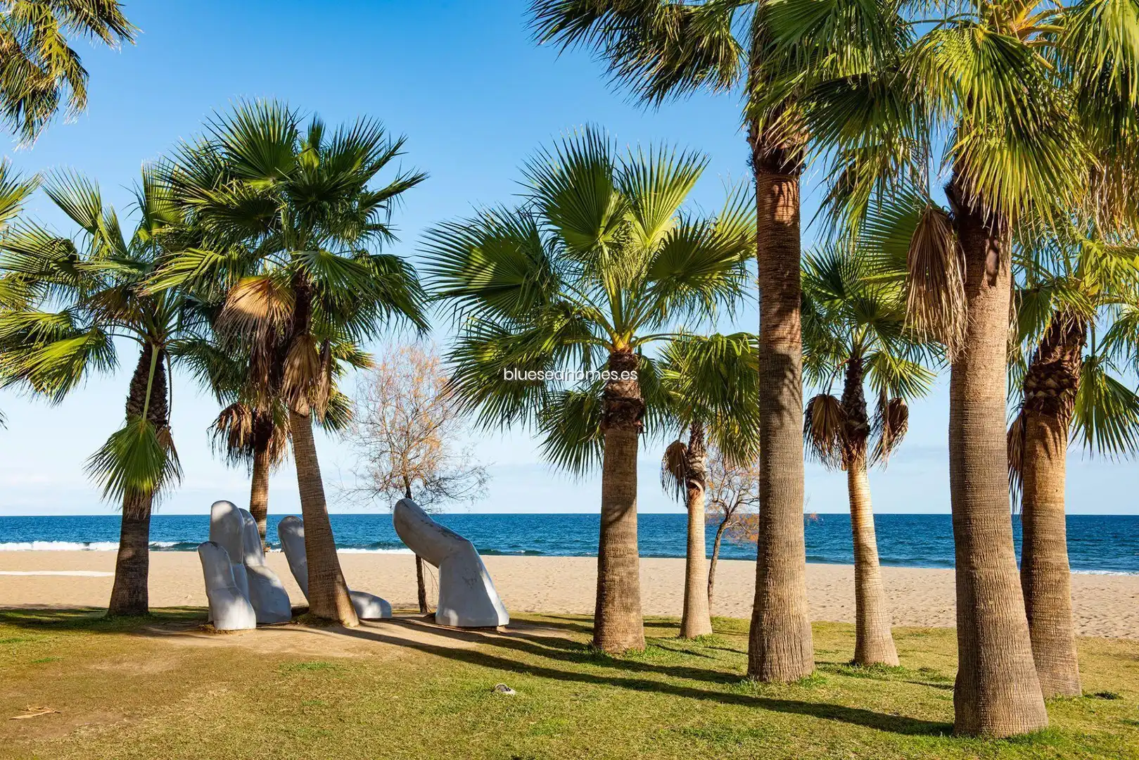 Vista exterior de Casa o xalet en venda en Fuengirola amb Aire condicionat, Jardí privat i Terrassa