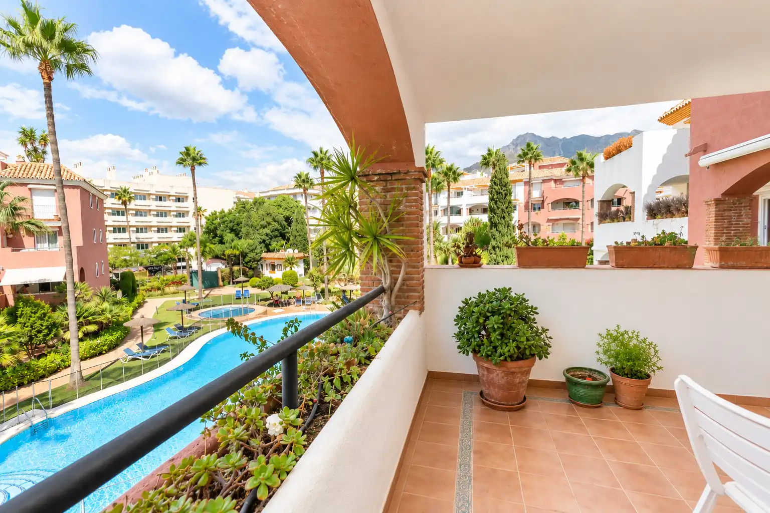 Penthouse with pool for sale in Milla de Oro