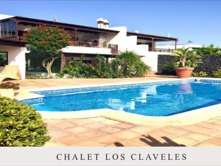 Casa pareada con piscina en venta en Montaña Roja 0