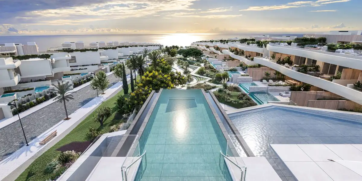 Schwimmbecken von Wohnung zum Verkauf in Marbella mit Klimaanlage, Terrasse und Sauna
