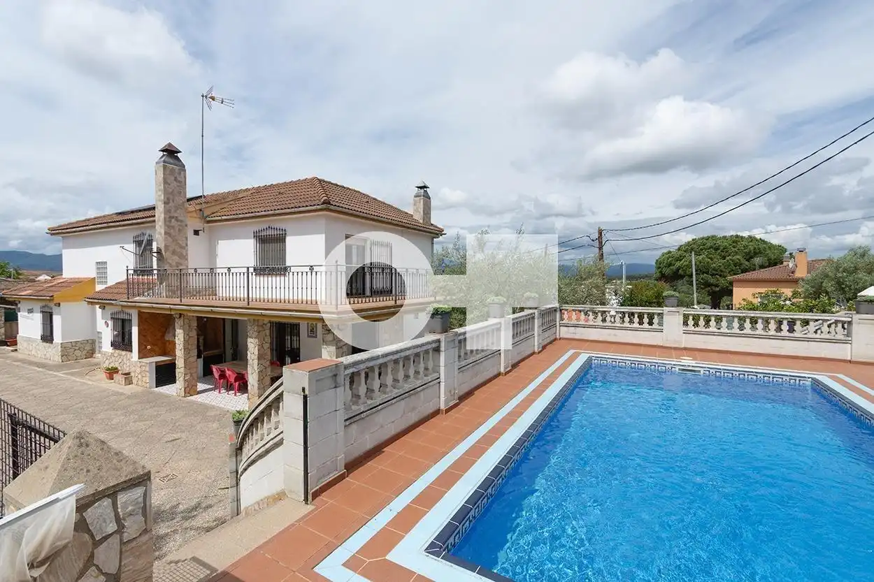 Vista exterior de Casa o xalet en venda en Tordera amb Calefacció, Terrassa i Piscina