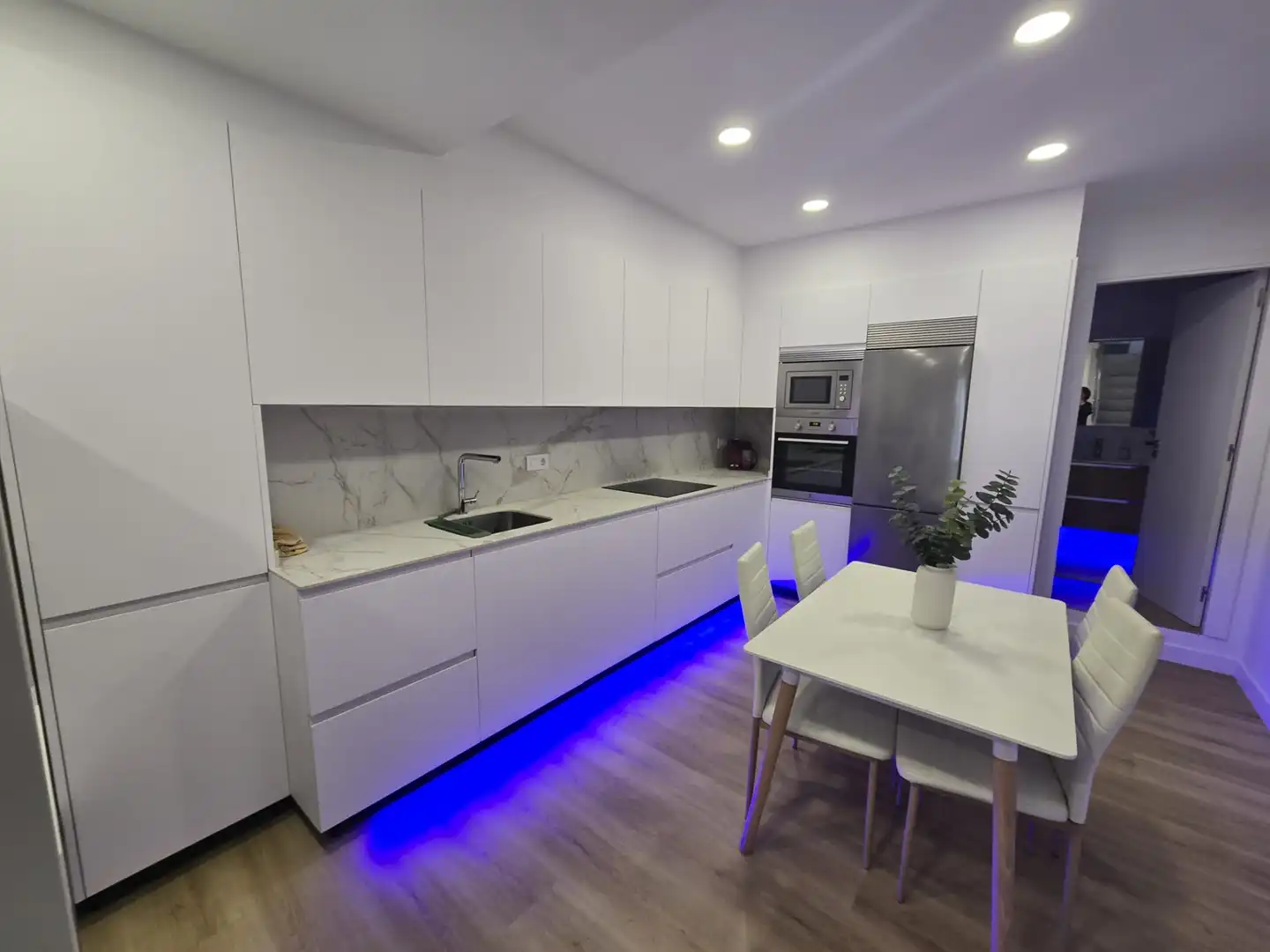 Cuina de Apartament en venda en Vigo  amb Moblat, Forn i Microones
