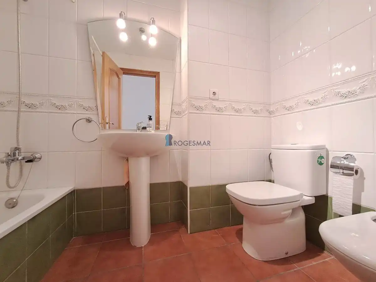 Badezimmer von Einfamilien-Reihenhaus zum Verkauf in Benicasim / Benicàssim mit Privatgarten, Terrasse und Balkon