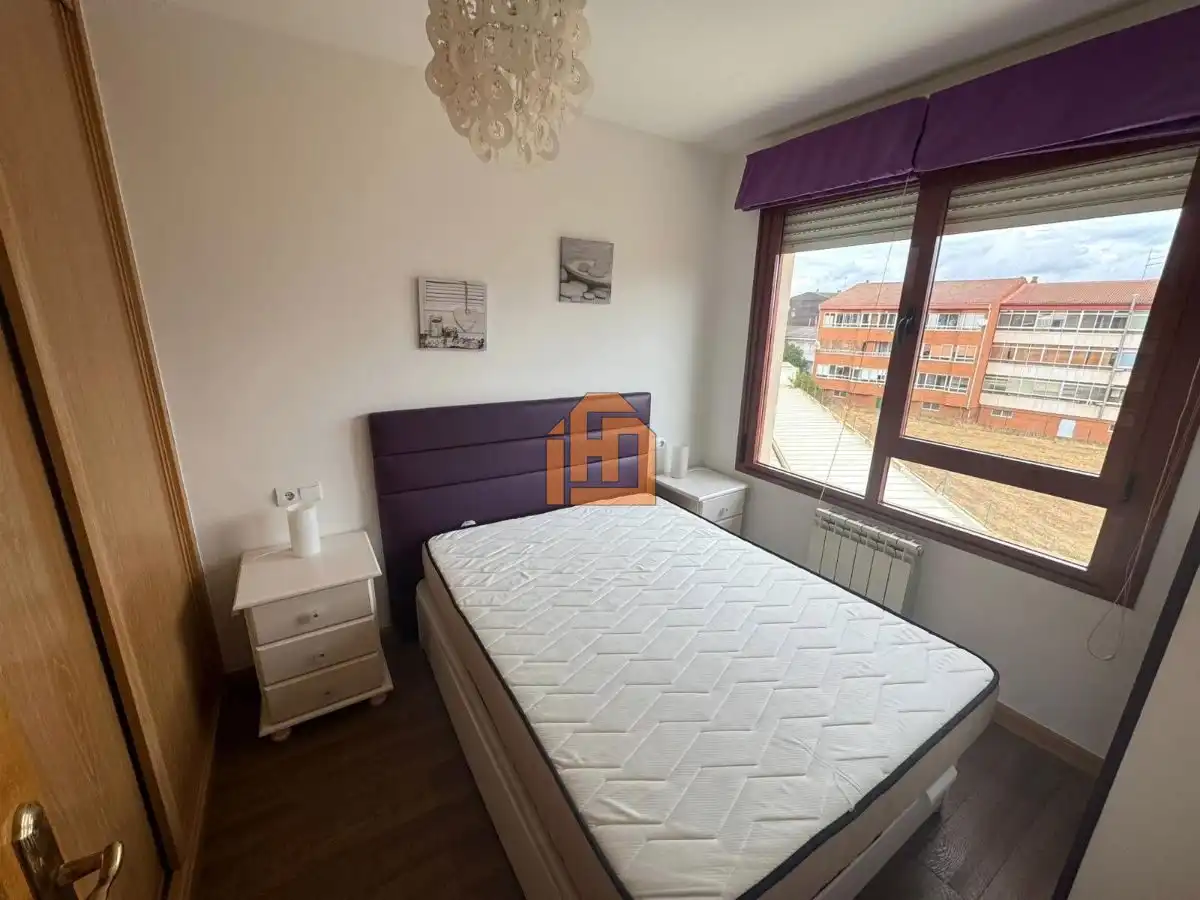 Dormitori de Apartament de lloguer en Valverde de la Virgen amb Calefacció, Parquet i Moblat