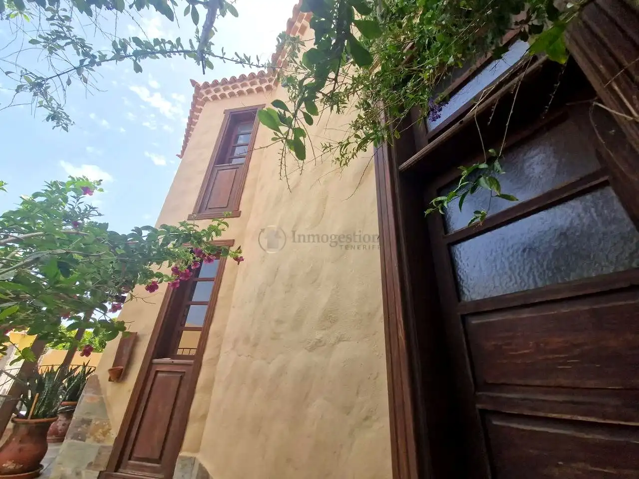 Vista exterior de Casa o xalet en venda en Arona amb Jardí privat, Terrassa i Traster