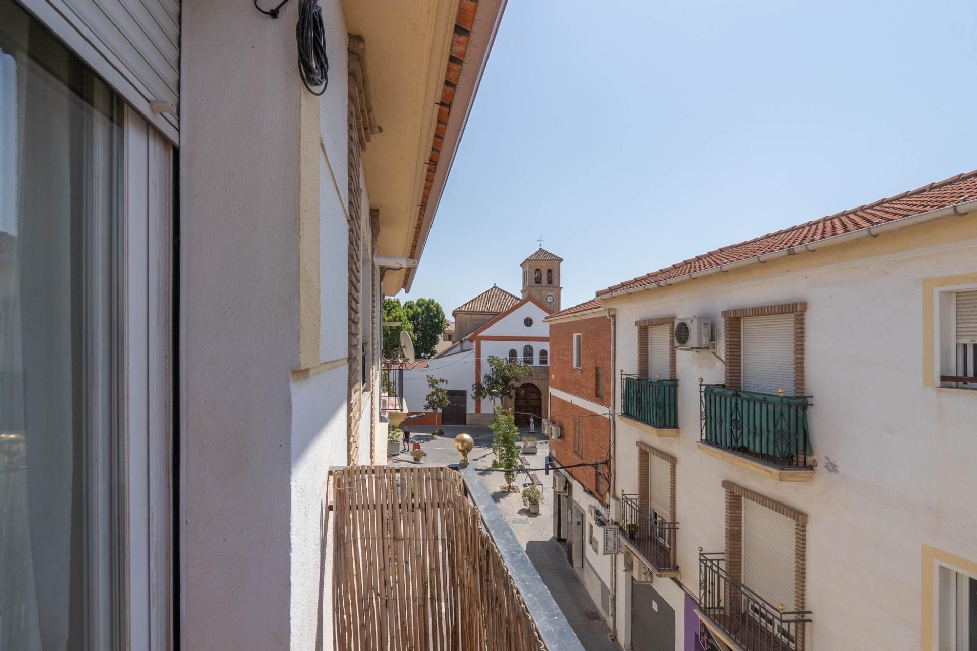 Vista exterior de Pis en venda en Cúllar Vega amb Balcó