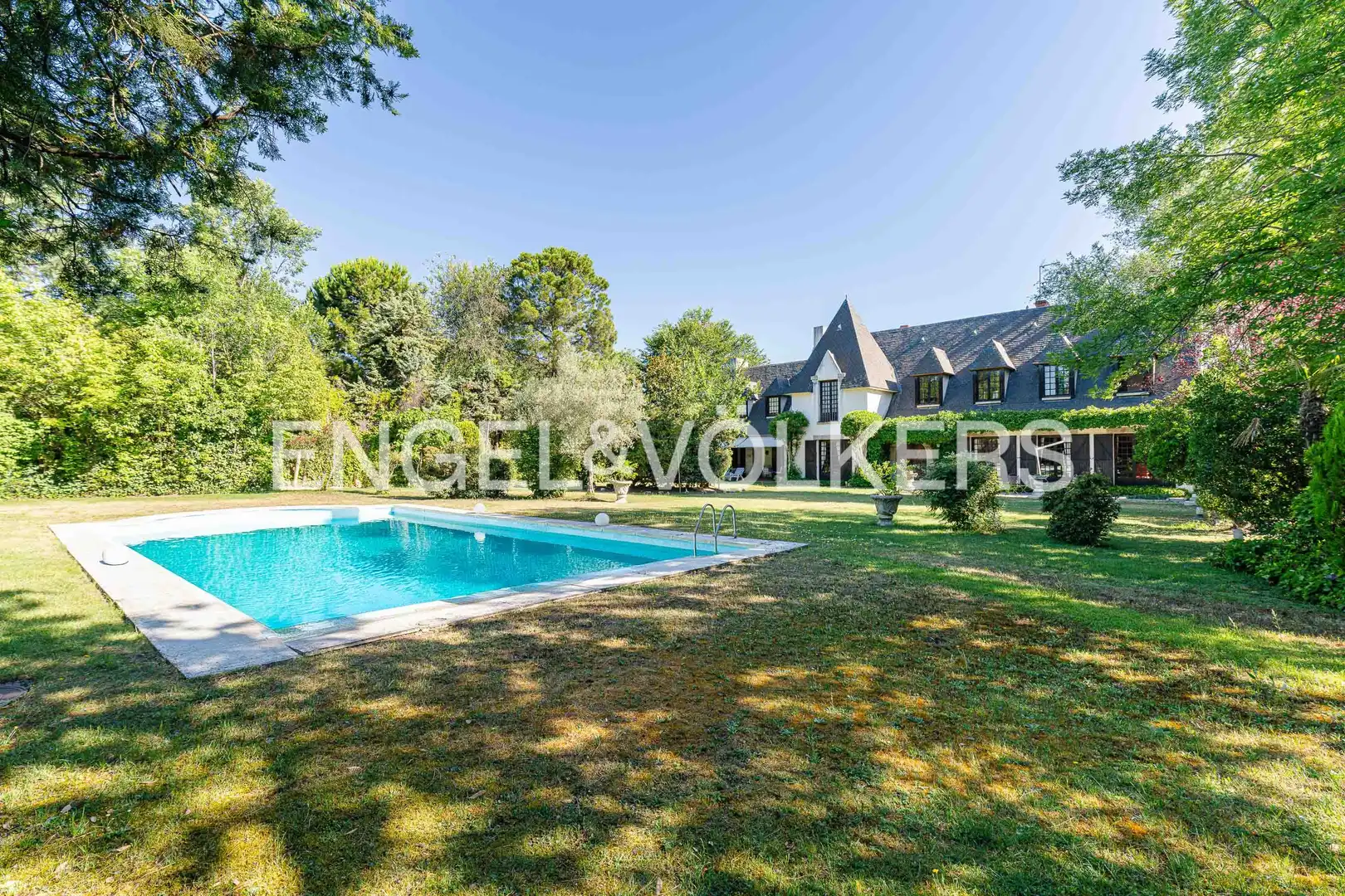 Vista exterior de Casa o chalet en venta en Pozuelo de Alarcón con Calefacción, Jardín privado y Piscina