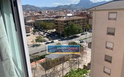 Vista exterior de Pis en venda en Elda amb Aire condicionat i Traster