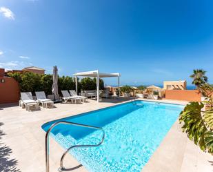 Piscina de Casa o xalet en venda en Adeje amb Aire condicionat, Jardí privat i Terrassa