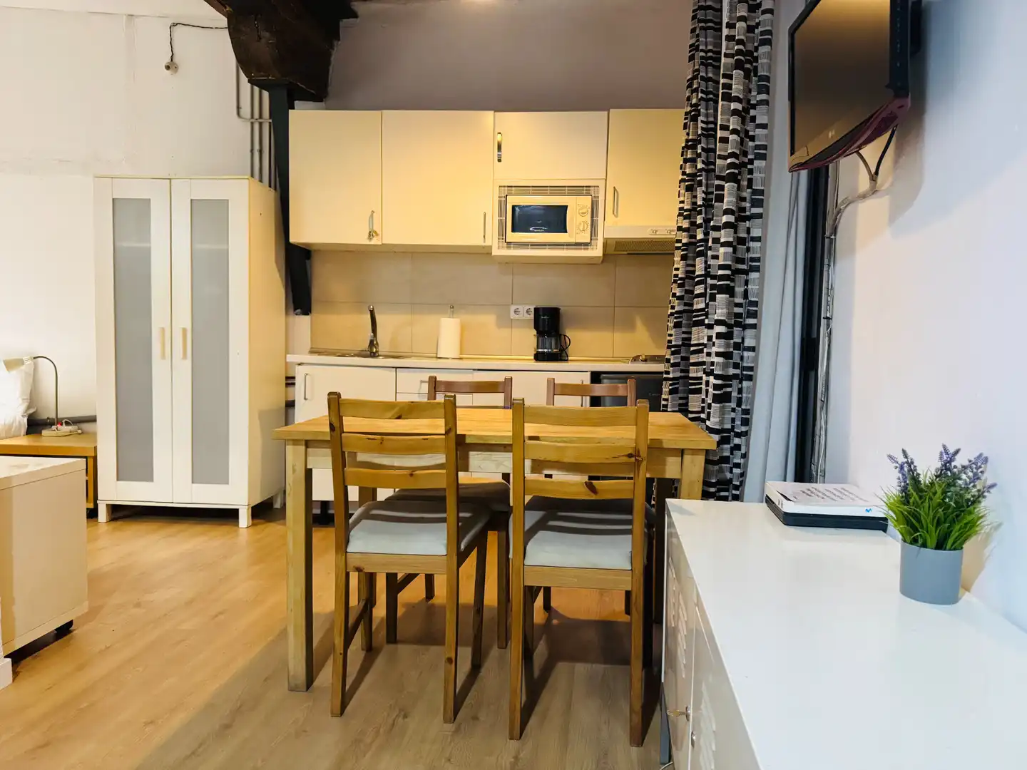 Cuina de Estudi de lloguer en Barcelona amb Aire condicionat, Parquet i Moblat