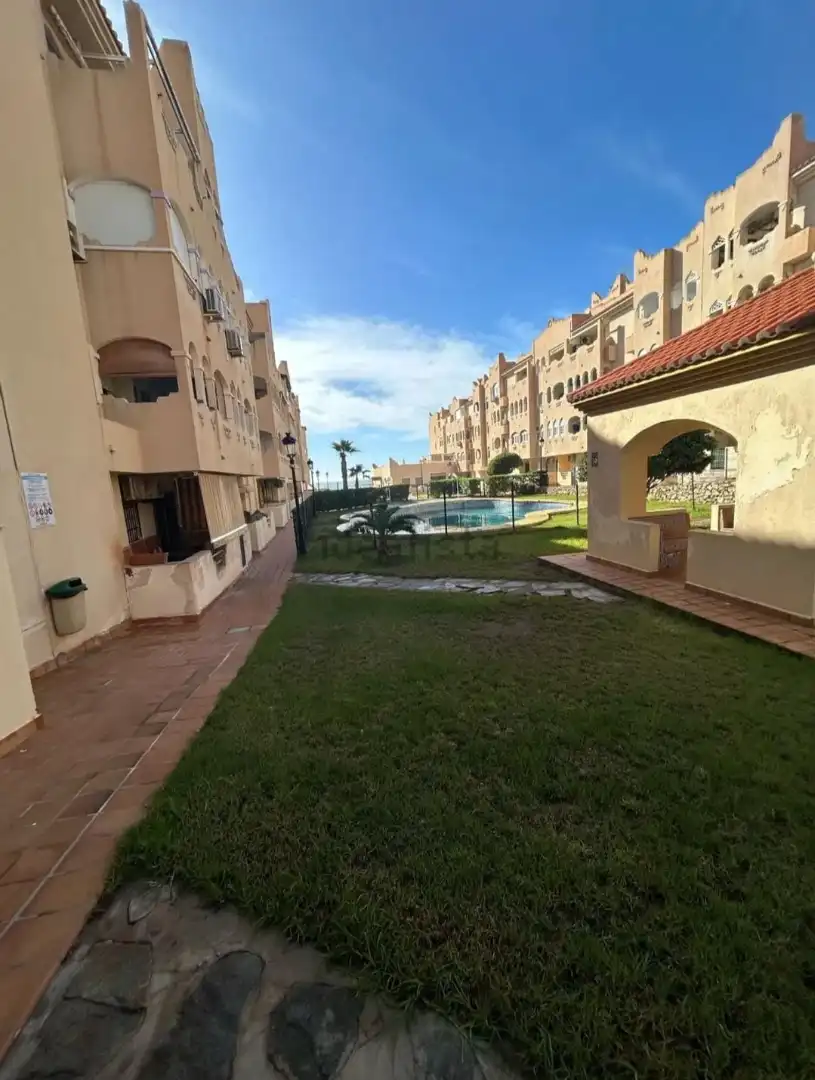 Vista exterior de Piso en venta en Almería con Terraza y Piscina comunitaria