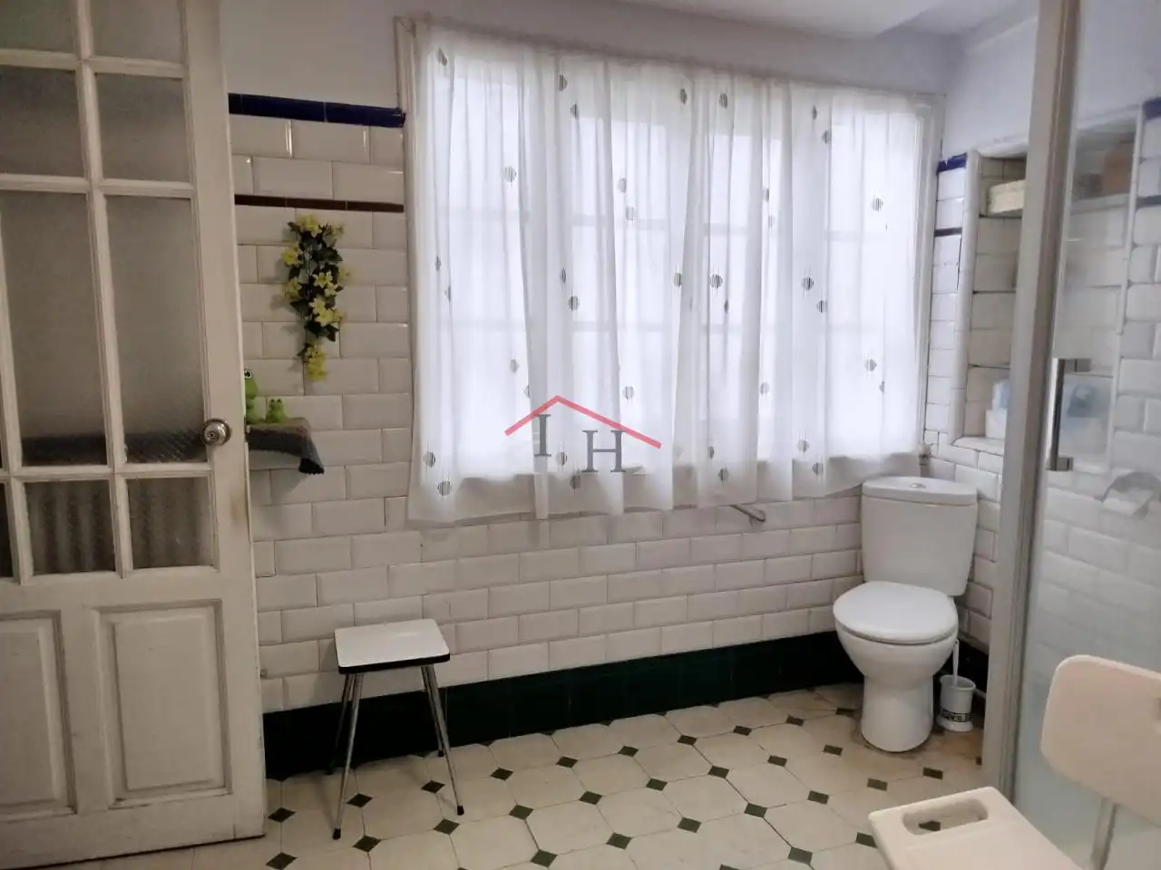 Bany de Casa o xalet en venda en León Capital  amb Calefacció, Jardí privat i Traster