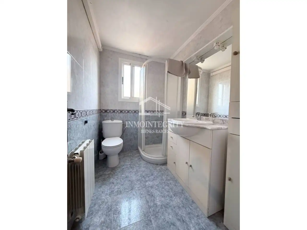 Baño de Piso en venta en Castellón de la Plana / Castelló de la Plana con Aire acondicionado, Calefacción y Amueblado