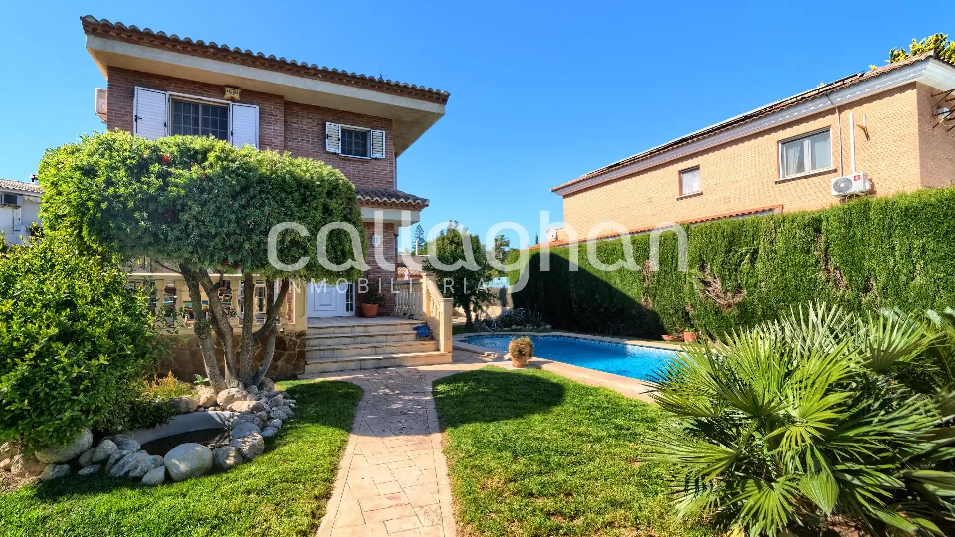 Vista exterior de Casa o xalet en venda en Paterna amb Aire condicionat, Jardí privat i Terrassa