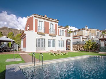 Villa avec balcon à vendre à Golf Bahía