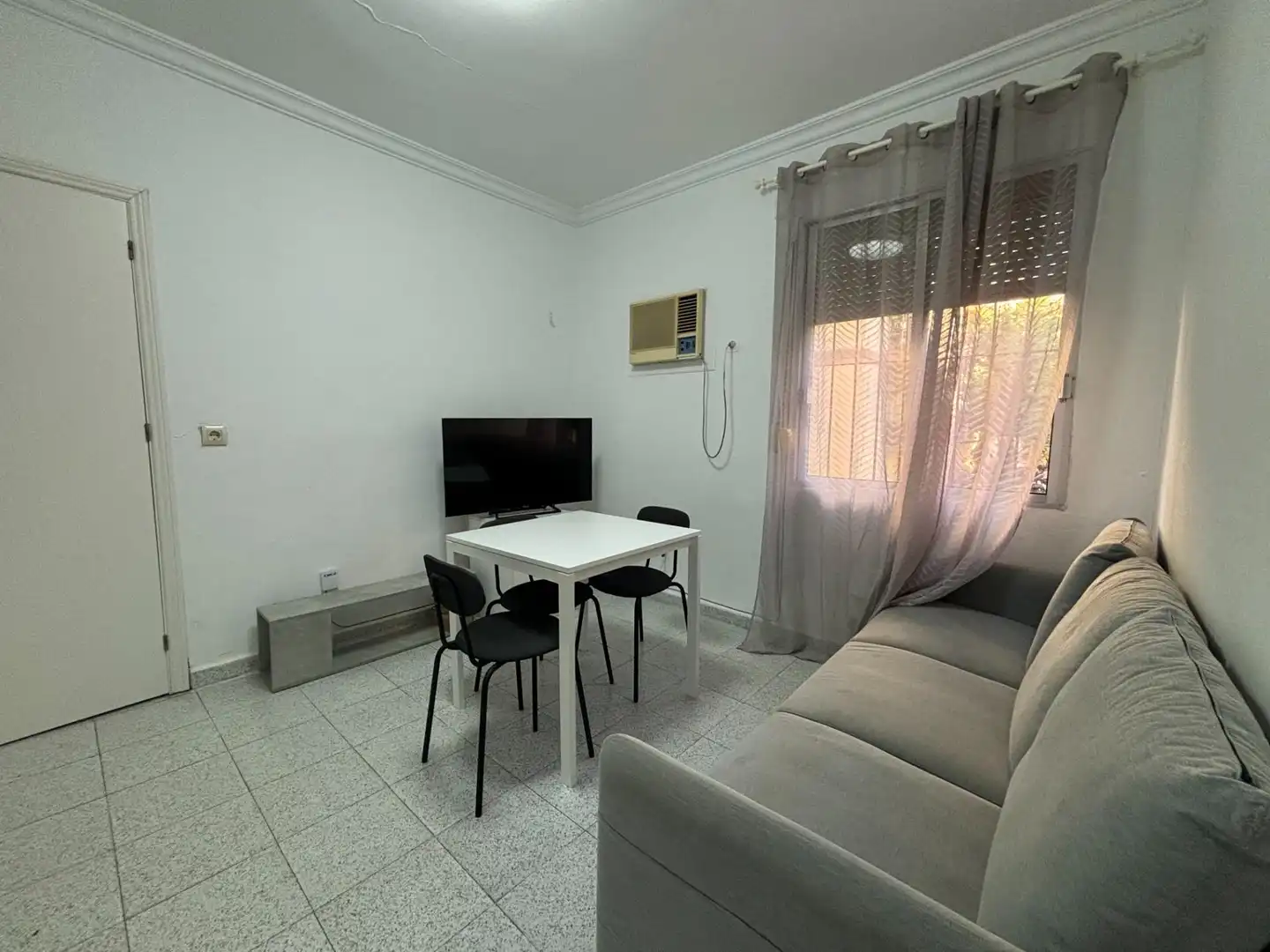 Sala d'estar de Pis en venda en Sevilla amb Terrassa, Moblat i Balcó