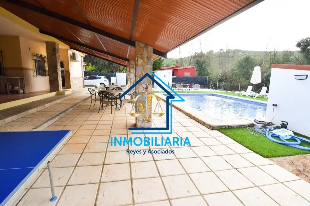 Piscina de Casa o xalet en venda en Córdoba amb Aire condicionat, Terrassa i Piscina