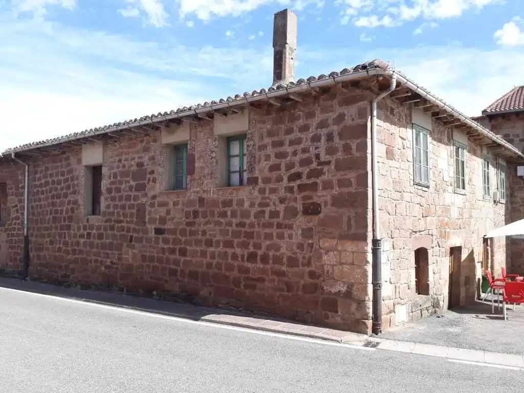 Vista exterior de Casa adosada en venda en Valderredible amb Jardí privat, Terrassa i Traster