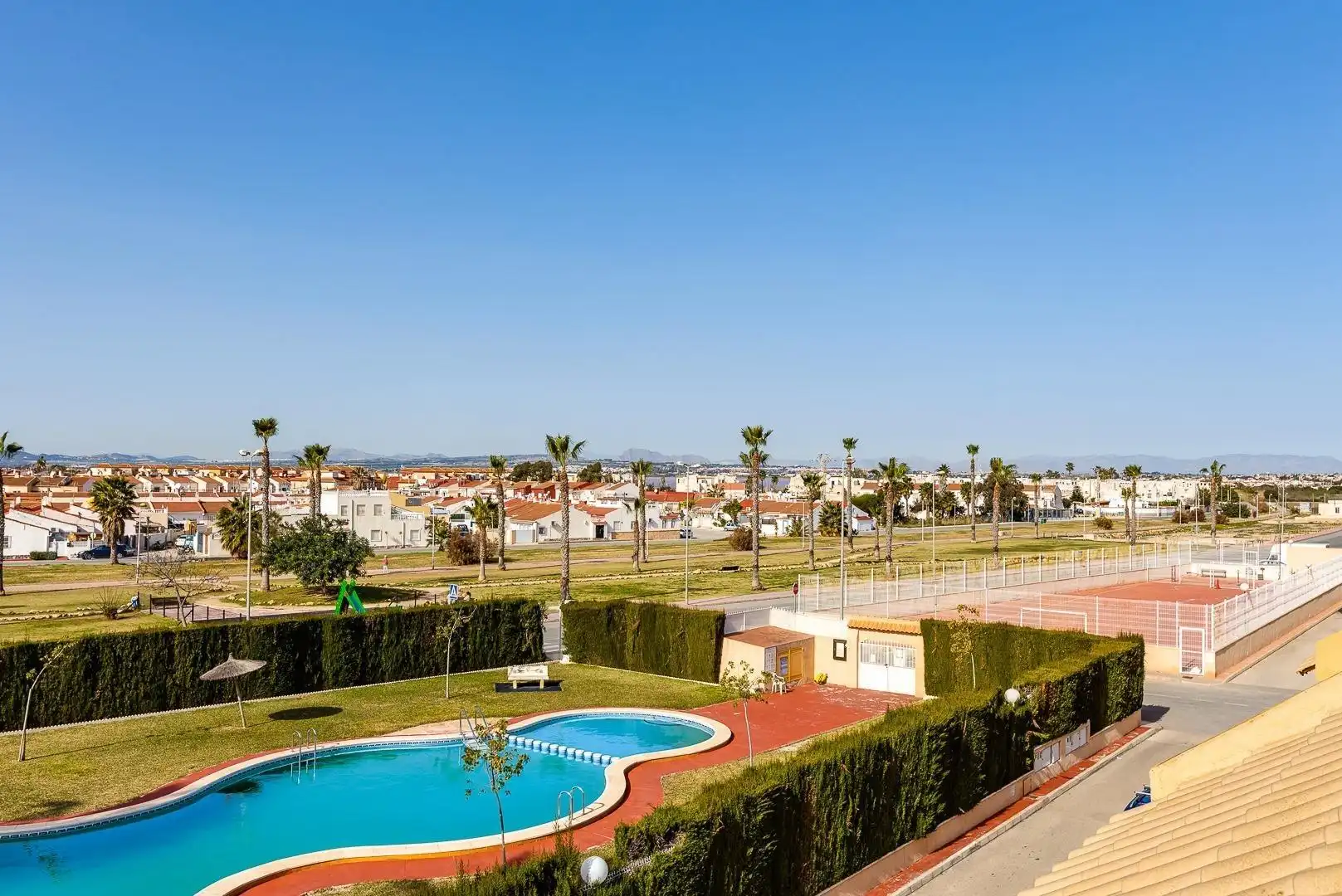 Piscina de Casa adosada en venda en Torrevieja amb Terrassa, Traster i Moblat