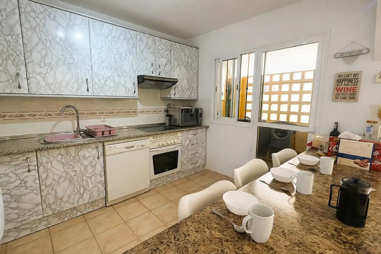 Küche von Einfamilien-Reihenhaus zum Verkauf in Manilva mit Klimaanlage, Terrasse und Schwimmbad