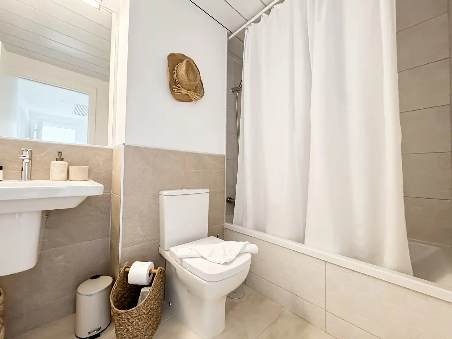 Badezimmer von Dachboden zum Verkauf in Manilva mit Klimaanlage, Heizung und Terrasse