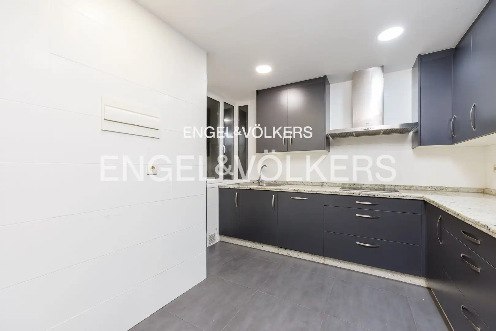Cocina de Piso en venta en Vigo  con Calefacción, Terraza y Balcón