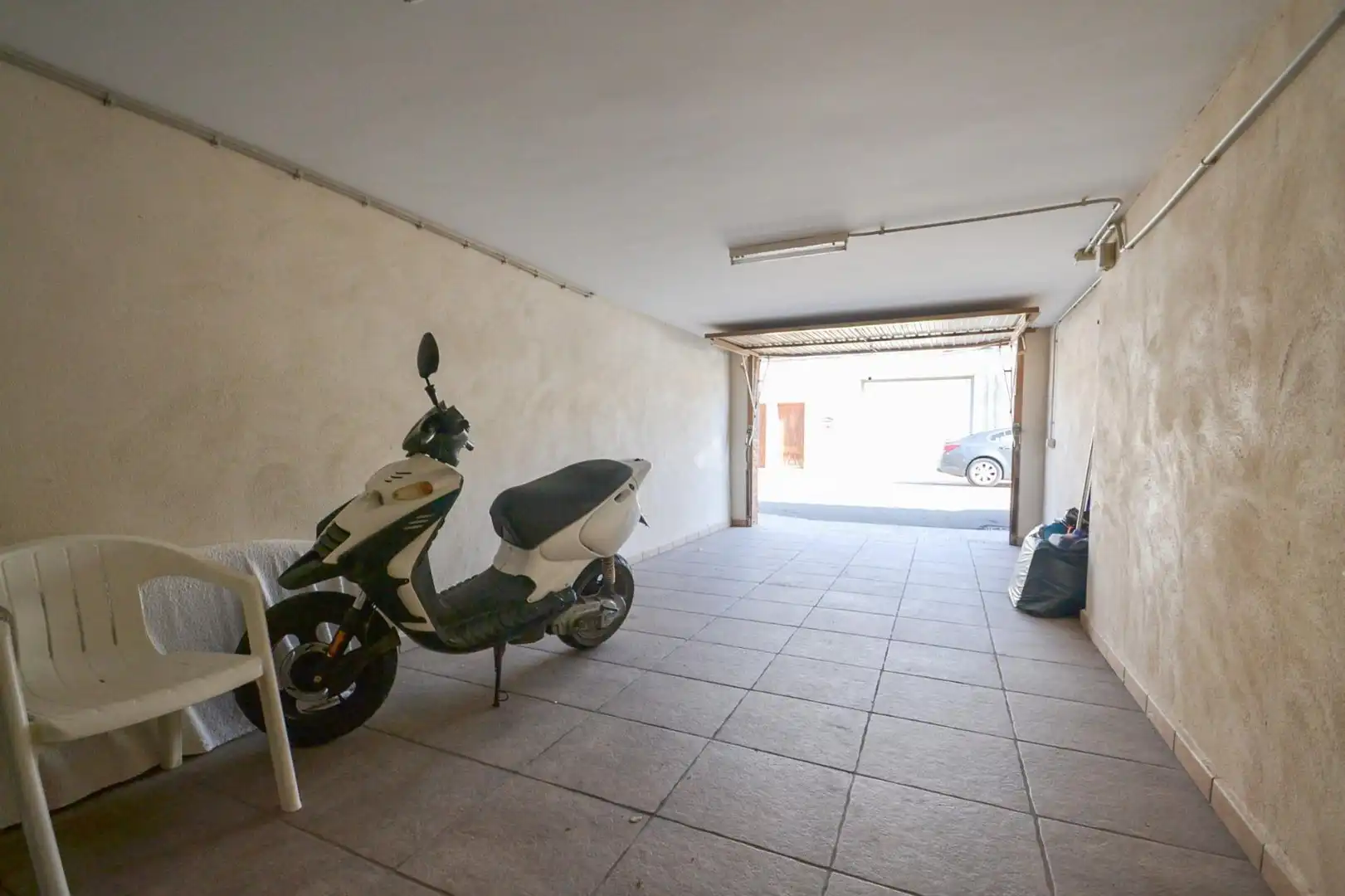 Aparcament de Casa o xalet en venda en Deltebre amb Aire condicionat, Jardí privat i Terrassa