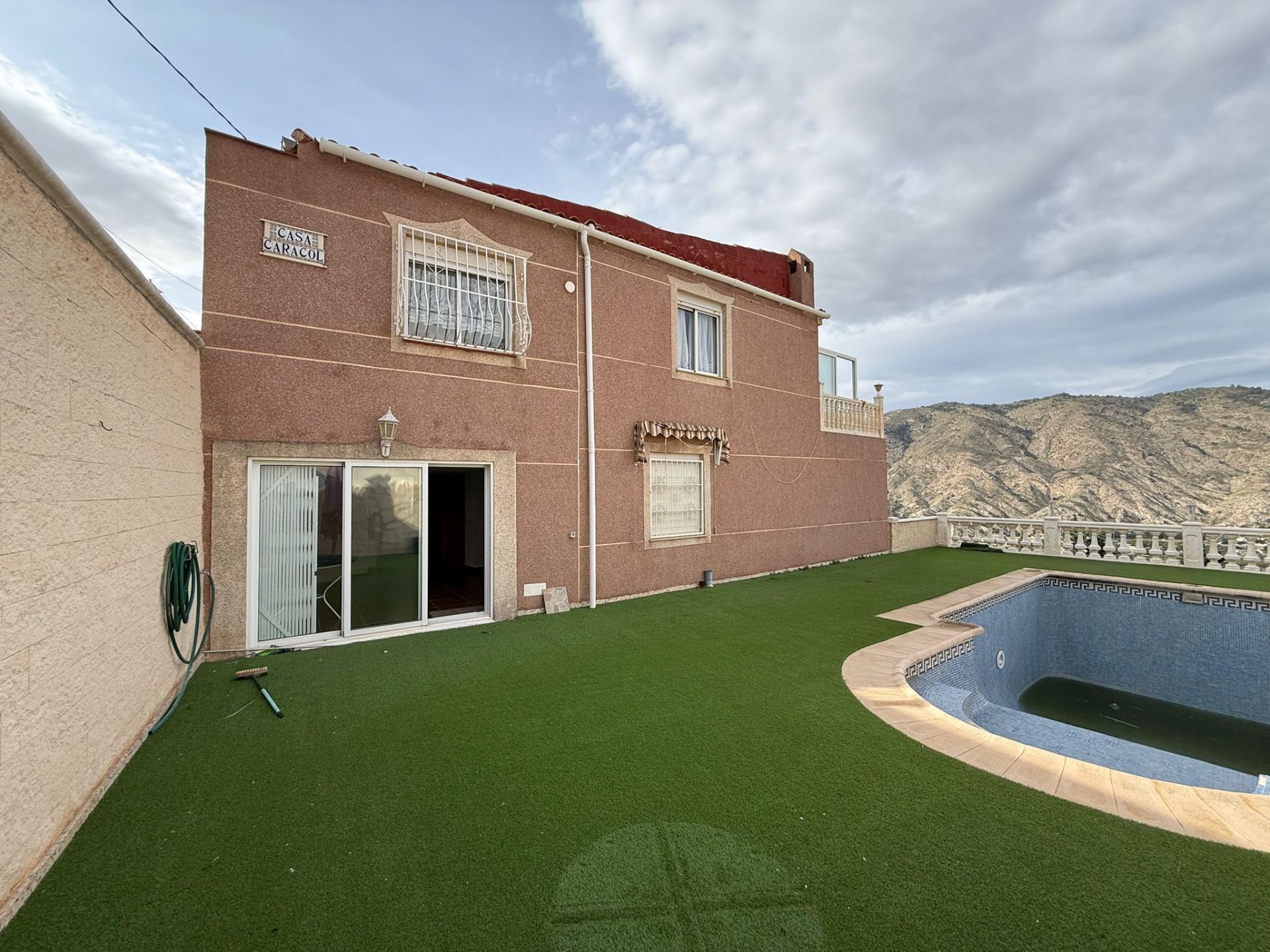 Vista exterior de Casa o xalet en venda en Orxeta amb Aire condicionat, Jardí privat i Terrassa