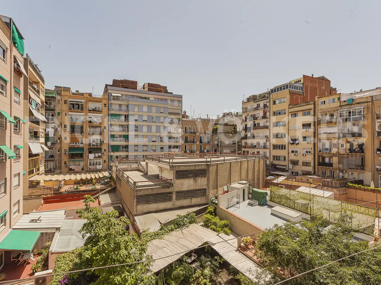 Außenansicht von Wohnung zum Verkauf in Barcelona mit Heizung und Balkon