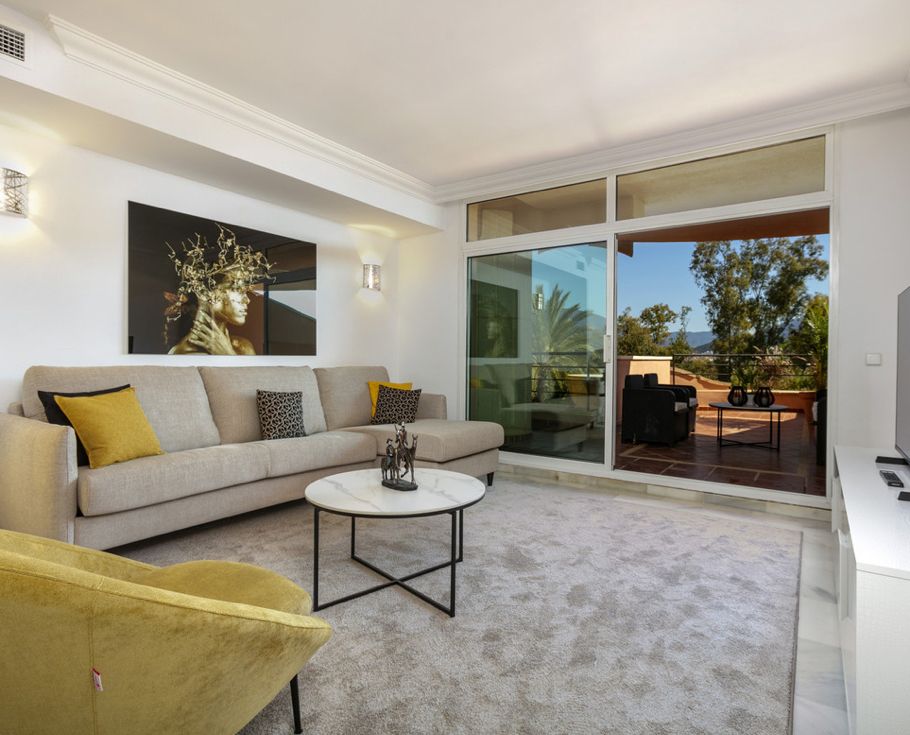 Living room of Flat for sale in Marbella  with Terrace, Storage room and Furnished