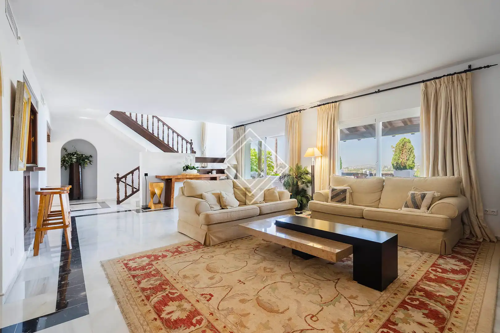 Sala d'estar de Casa o xalet en venda en Marbella amb Aire condicionat, Calefacció i Jardí privat