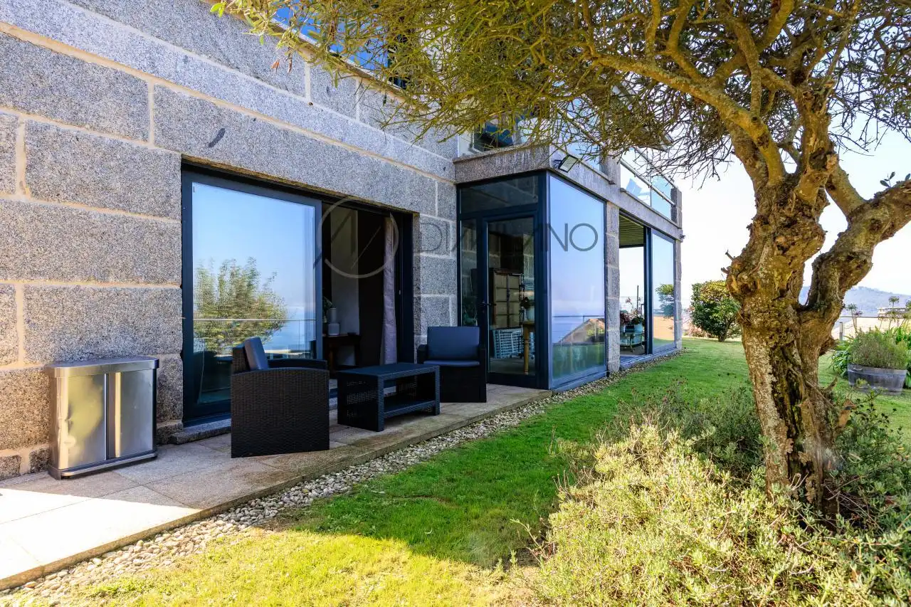 Terraza de Casa o chalet en venta en Nigrán con Calefacción, Jardín privado y Parquet
