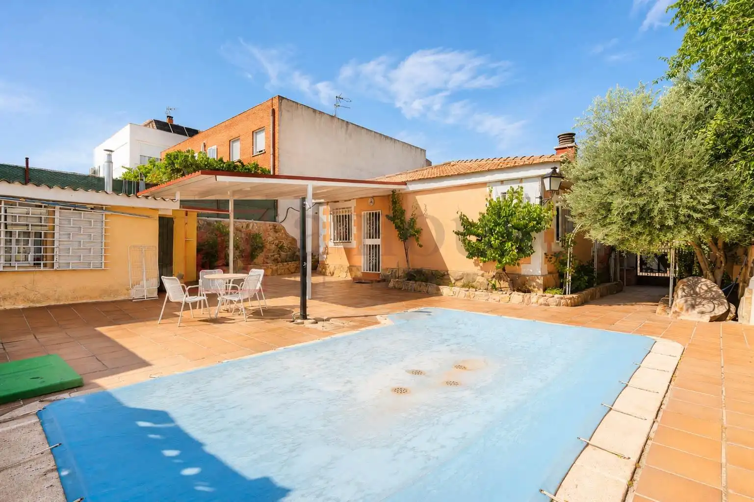 Swimming pool of Houses for sale in Móstoles  with Air Conditioner, Heating and Private garden