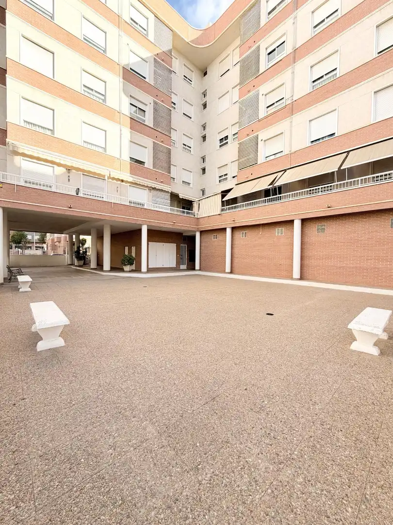 Aparcament de Pis en venda en Elche / Elx amb Aire condicionat, Calefacció i Jardí privat