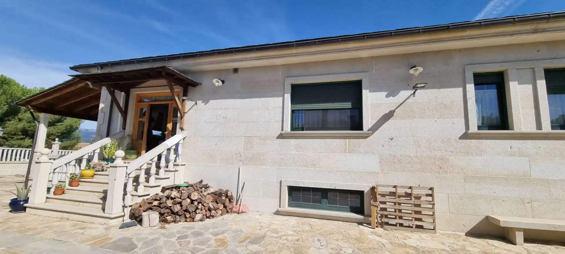 Vista exterior de Casa o xalet en venda en Moralzarzal amb Aire condicionat, Calefacció i Jardí privat