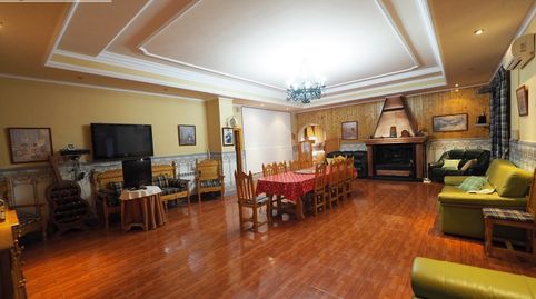 Chalet en ctra Alcazar, de 5 dorm, 3 baños, garaje, piscina y legalizado por solo 290.000 .