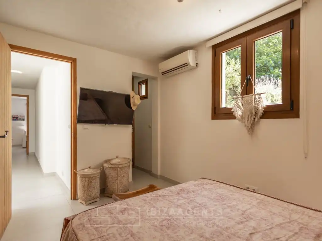 Bedroom of Houses for sale in Santa Eulària des Riu  with Air Conditioner, Terrace and TV