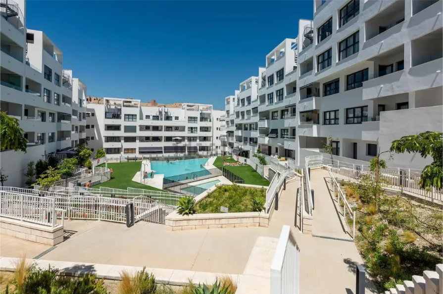Vista exterior de Apartament en venda en Estepona amb Aire condicionat, Terrassa i Piscina