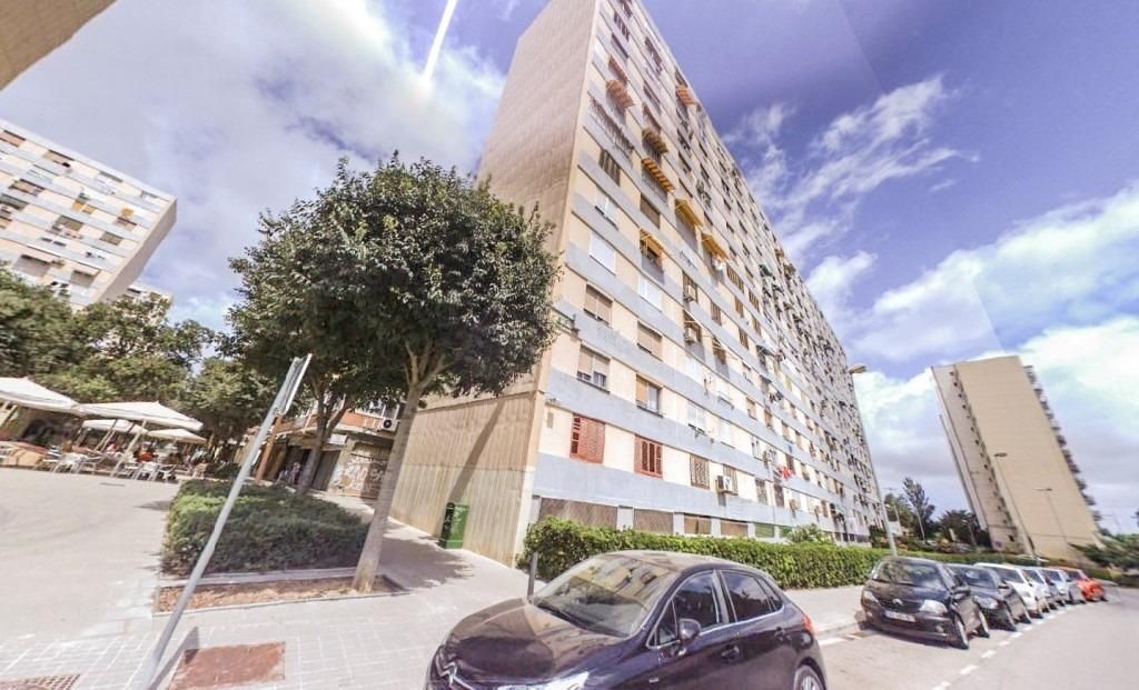 Exterior view of Flat for sale in L'Hospitalet de Llobregat