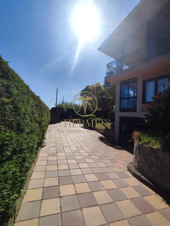 Vista exterior de Casa o xalet en venda en Nigrán amb Calefacció, Jardí privat i Terrassa